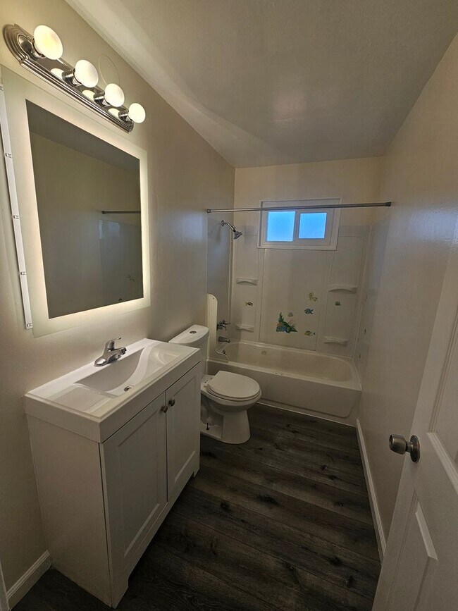 Building Photo - Move-In Ready: Secure 3BR Oakland Apartment with Paid Utilities