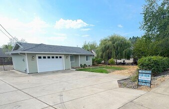 Building Photo - Single Level 3 bed 2 bed Home in Dallas, O...