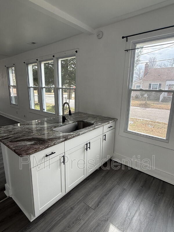 Building Photo - 600 N 21st Ave