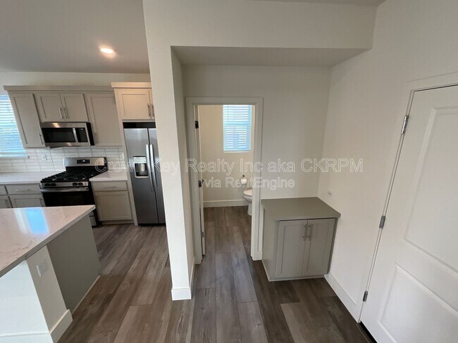 Building Photo - 2090 Daimler St