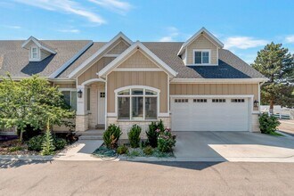 Building Photo - Upmarket Townhouse in Sought After Holladay City
