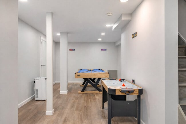 Building Photo - 2135 Rosemont Dr