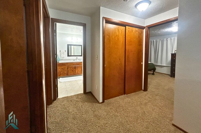 Building Photo - Witham Hill Townhome