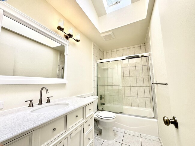 Building Photo - 15560 Calgary St