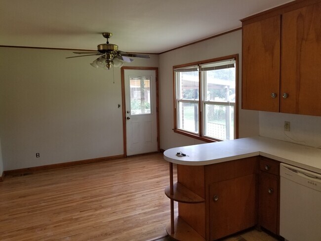Building Photo - Midtown bungalow, beautiful hard wood floors, lots of natural light.