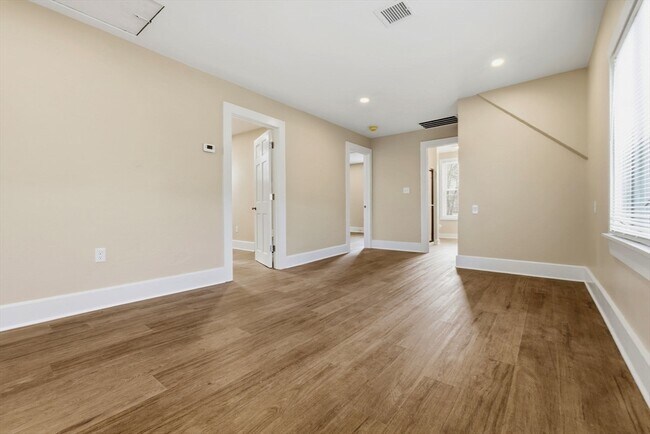 Building Photo - 142 Elliott St