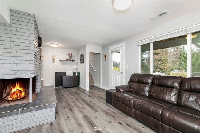 Building Photo - Beautiful 4 Bedroom Close to Everything!