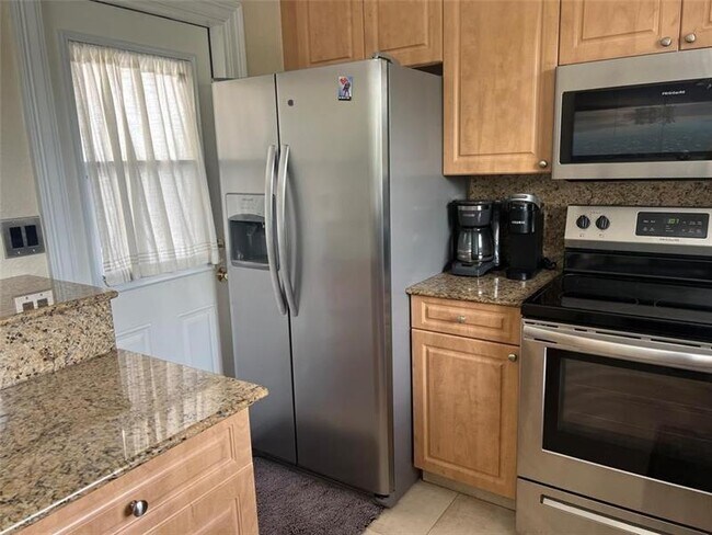 Building Photo - 1221 SE 3rd St