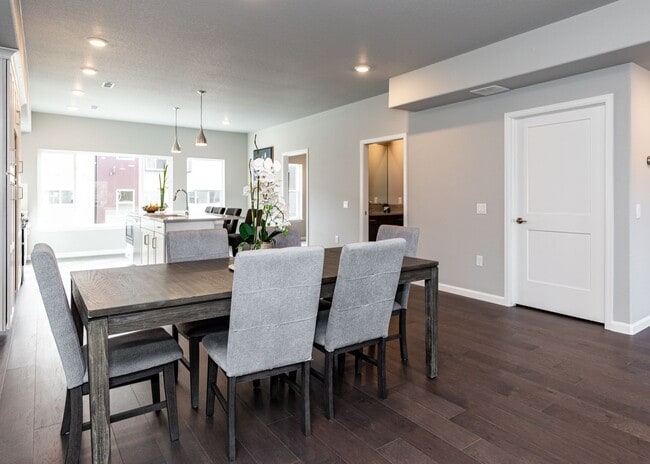 Building Photo - Luxury Executive Westside Townhouse with E...