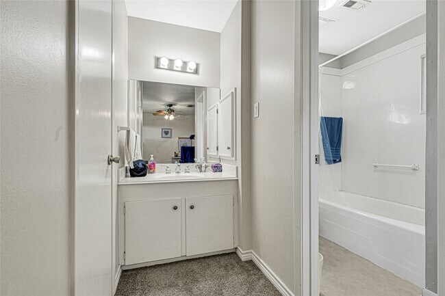 Building Photo - 1109 Frances Dr