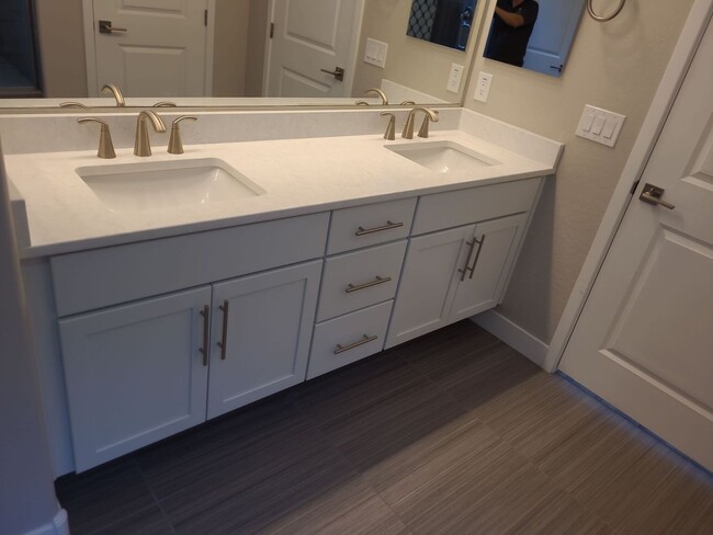 Building Photo - Pristine Luxury Rental: Stunning 4-Bed, 2....