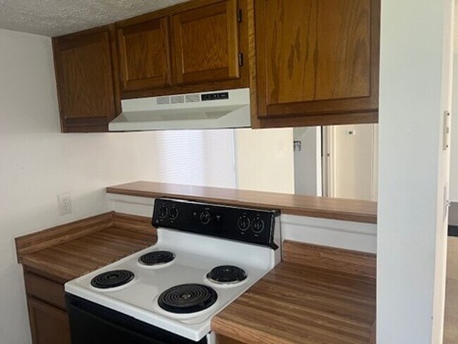 Building Photo - One Bedroom Condo For Rent
