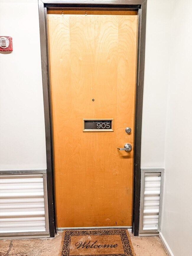 Building Photo - COMING IN SEPTEMBER!! Gorgeous 2 bedroom 1 bath Condo on Gay Street in downtown Knoxville!!!