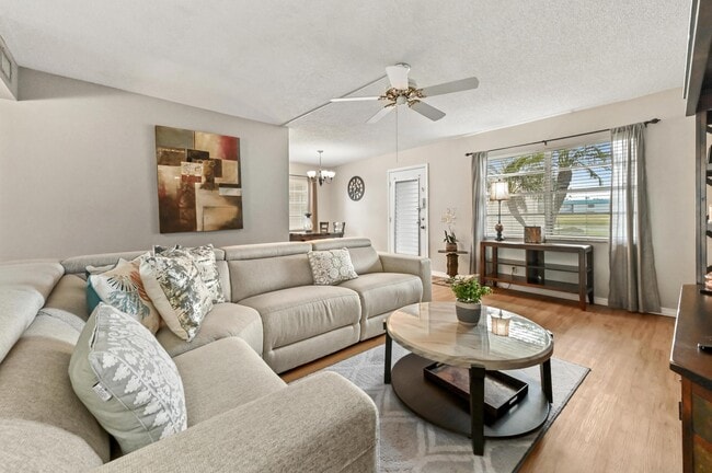 Building Photo - 302 Capri Dr