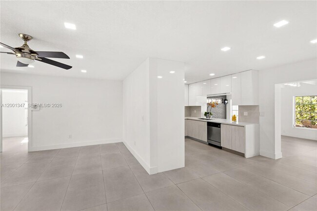 Building Photo - 6605 SW 61st St