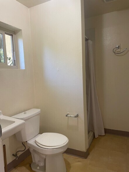 Bathroom attached to bedroom #4 - 1208 Cypress Ln