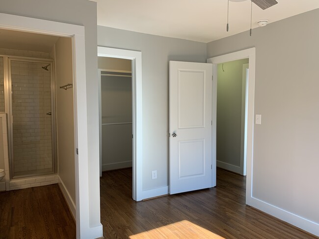 with an en-suite bathroom and walk-in closet - 3509 Sargeant Dr