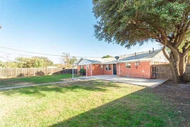 Building Photo - Great 3/2 with a Large Bonus Room