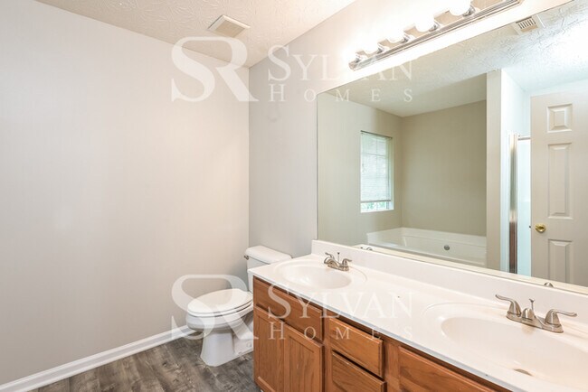 Building Photo - 2090 Oak Terrace Dr SE