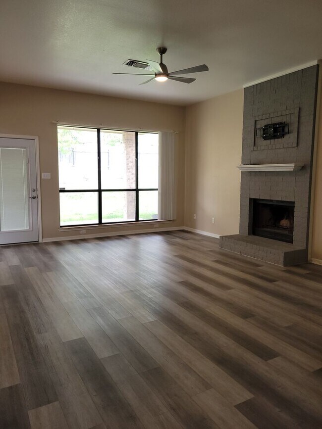 Building Photo - 3bd/2ba house close to major shopping, restaurants, and Ft. Hood!
