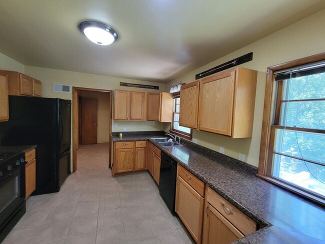 Building Photo - 3 bedroom house 1.5 bathroom