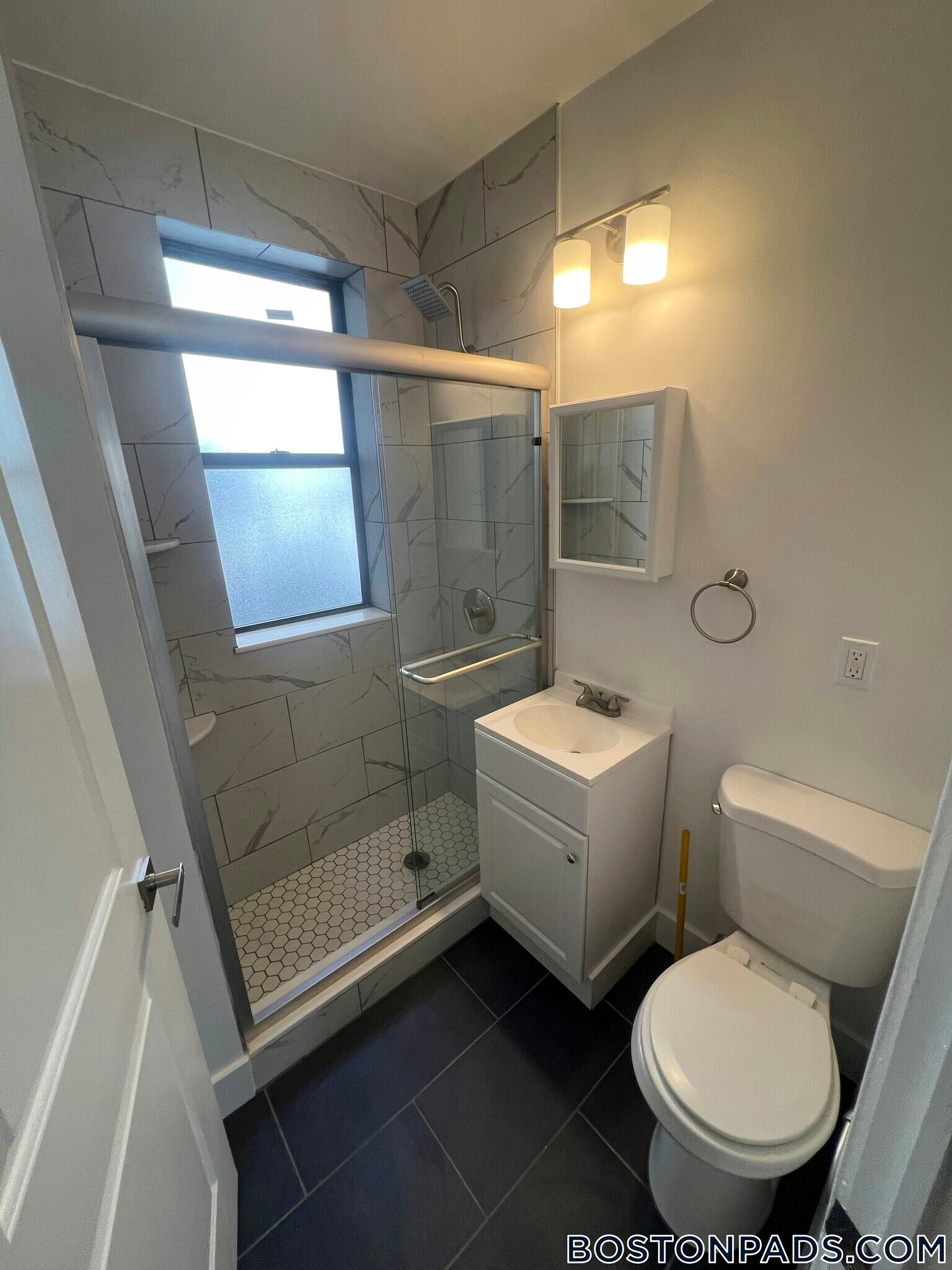 Building Photo - 77 Park Dr