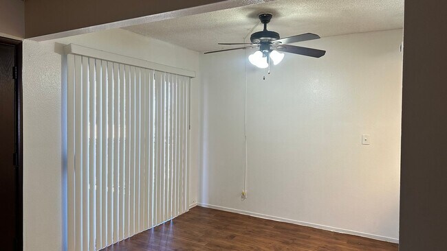 Building Photo - BEAUTIFUL 2 BEDS 1 1/2  BATHROOM APARTMENT