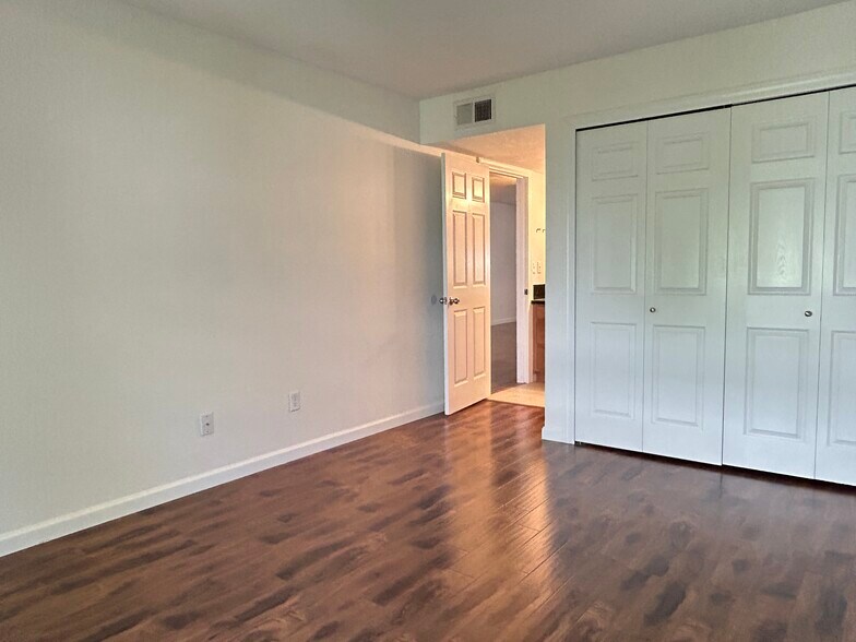 Building Photo - 740 W Elm St