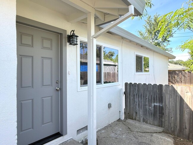 Building Photo - Fully Renovated 2 bed 1 bath !!