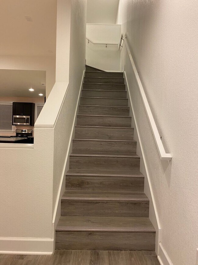 Building Photo - Luxury Townhome!