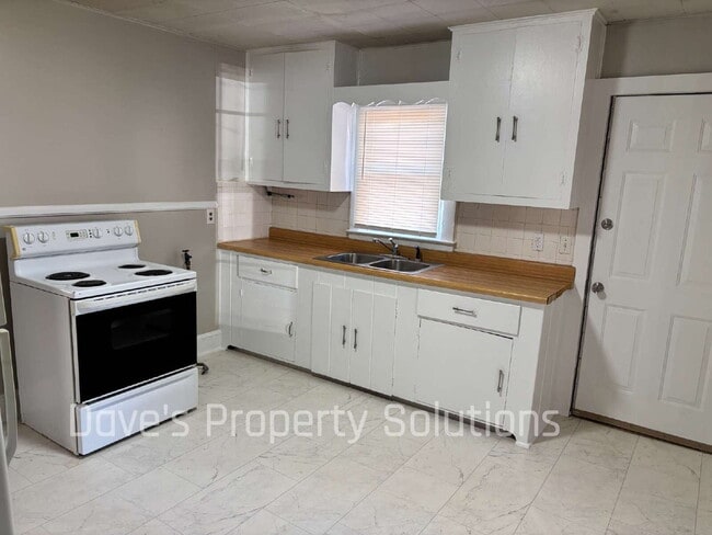 Building Photo - Recently Refreshed 3BR Home with Large Fenced Backyard