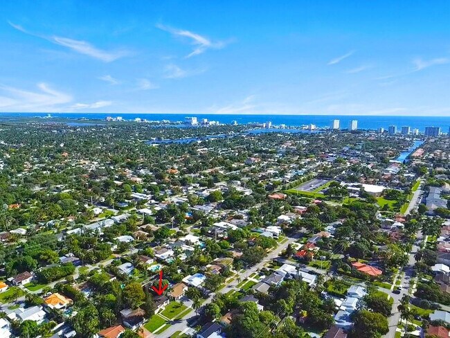 Building Photo - 1535 Plunkett St