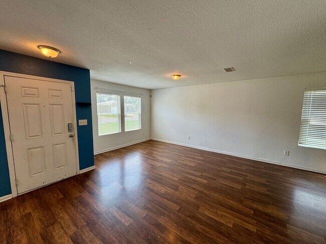 Building Photo - Over 2800 square feet!