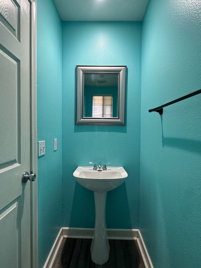 Building Photo - Remodeled 3 bedroom townhome in Simi Valley