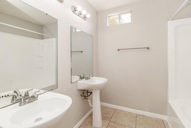 Building Photo - 17803 Villa Way Dr