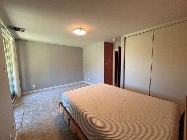 Building Photo - STUNNING NEWLY REMODELED CONDO WITH POOL &...