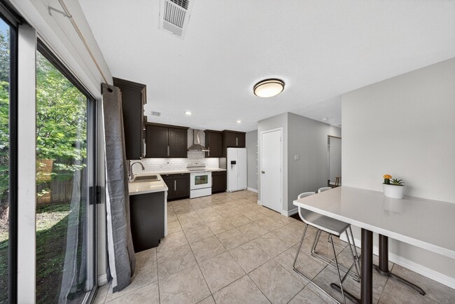 Building Photo - 7243 River Pines Dr