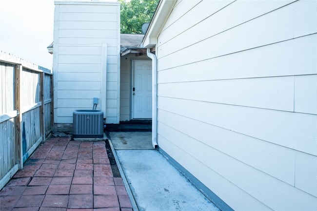 Building Photo - 6411 S Briar Bayou Dr