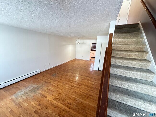 Building Photo - 148 High Path Rd