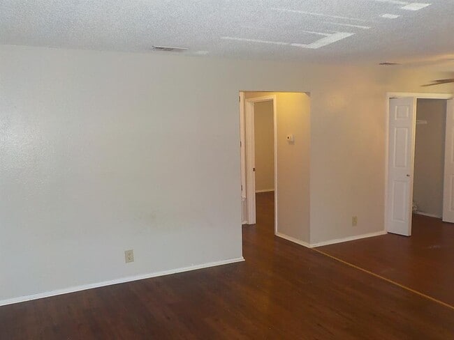 Building Photo - 2205 Leah Cove