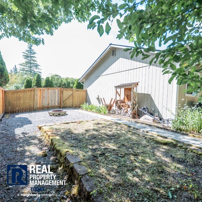 Building Photo - Beautiful 3 Bedroom and 2.5 Bathroom Home!...