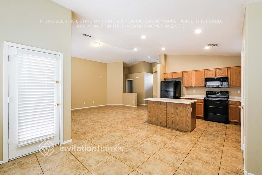 Building Photo - 9129 W MacKenzie Dr