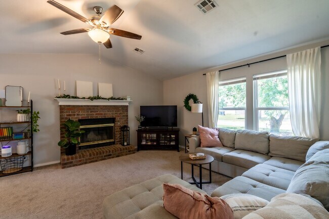 Building Photo - Gorgeous Bixby Home!
