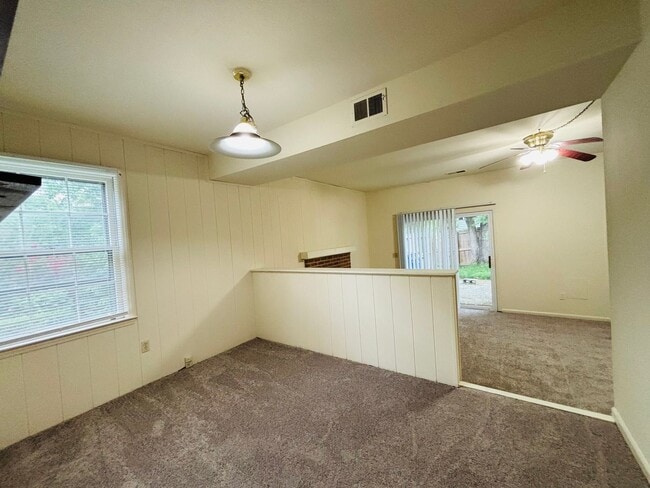 Building Photo - 124 Camelot Ct