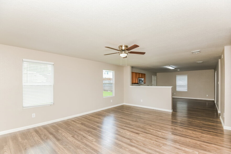 Building Photo - 4936 Water Ridge Ln
