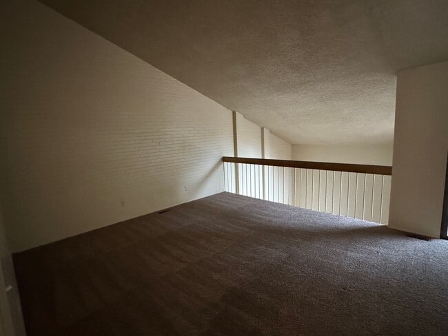 Building Photo - 3 Bedroom Townhome near BYU stadium!