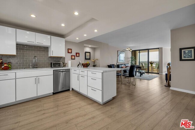 Building Photo - 4314 Marina City Dr