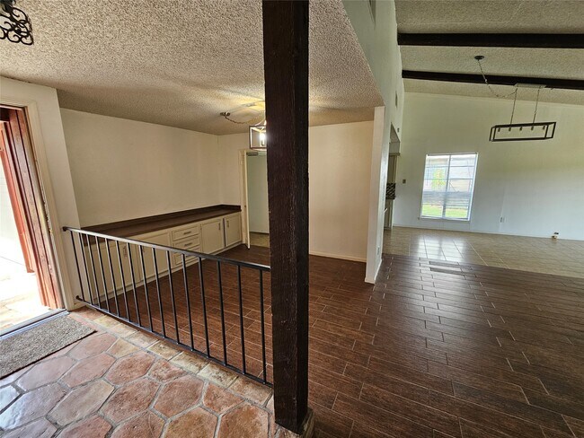 Building Photo - 221 Palm Aire Dr