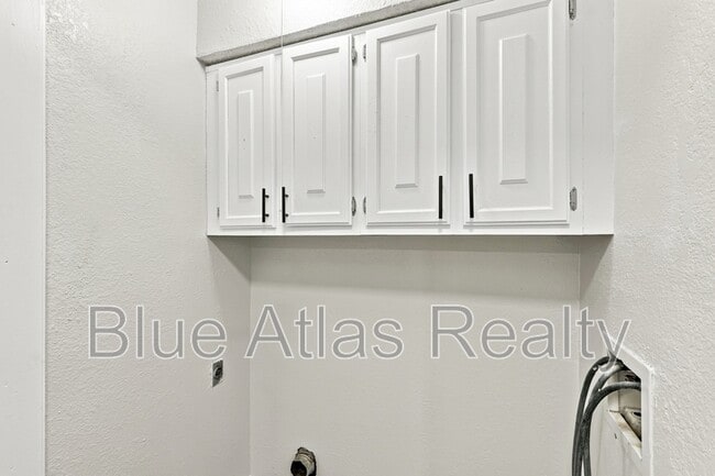 Building Photo - 8133 Foxfire Ln