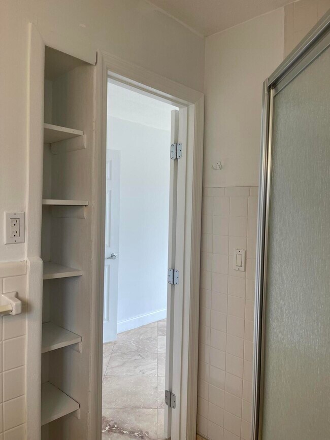 Building Photo - 927 W Royal Palm Rd